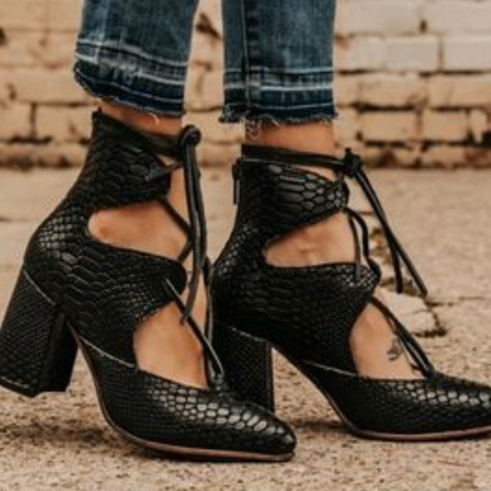 NEW Freebird “Joyce” Shoes, size 7 “Black Snake”